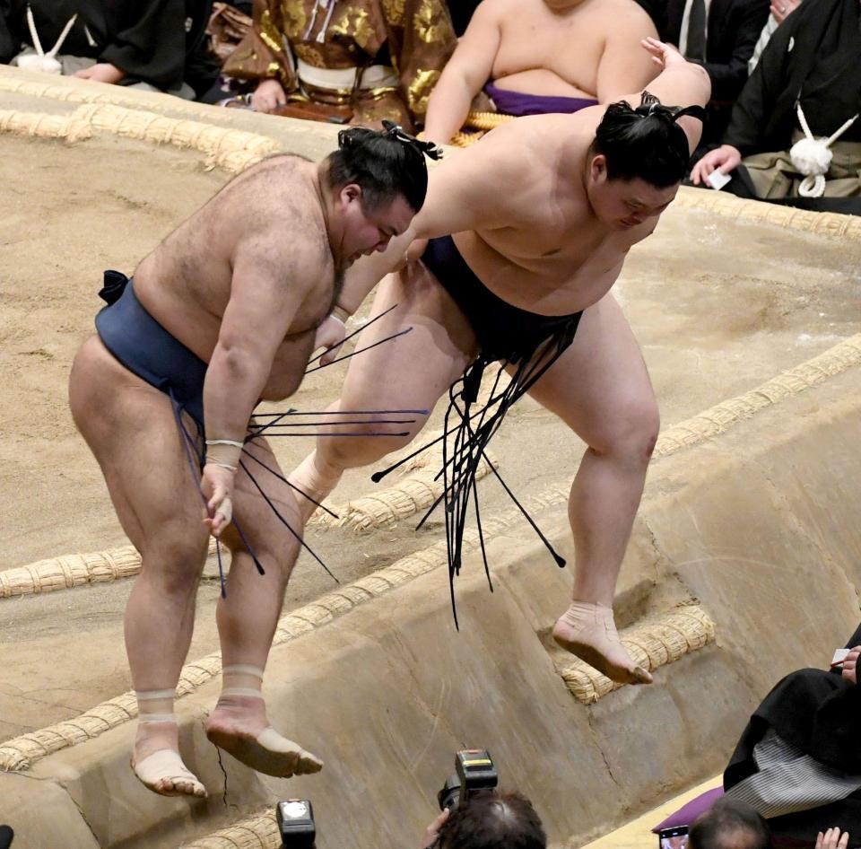 高安（左）を寄り切りで下し、勝ち越しを決めた大の里（撮影・佐藤厚）