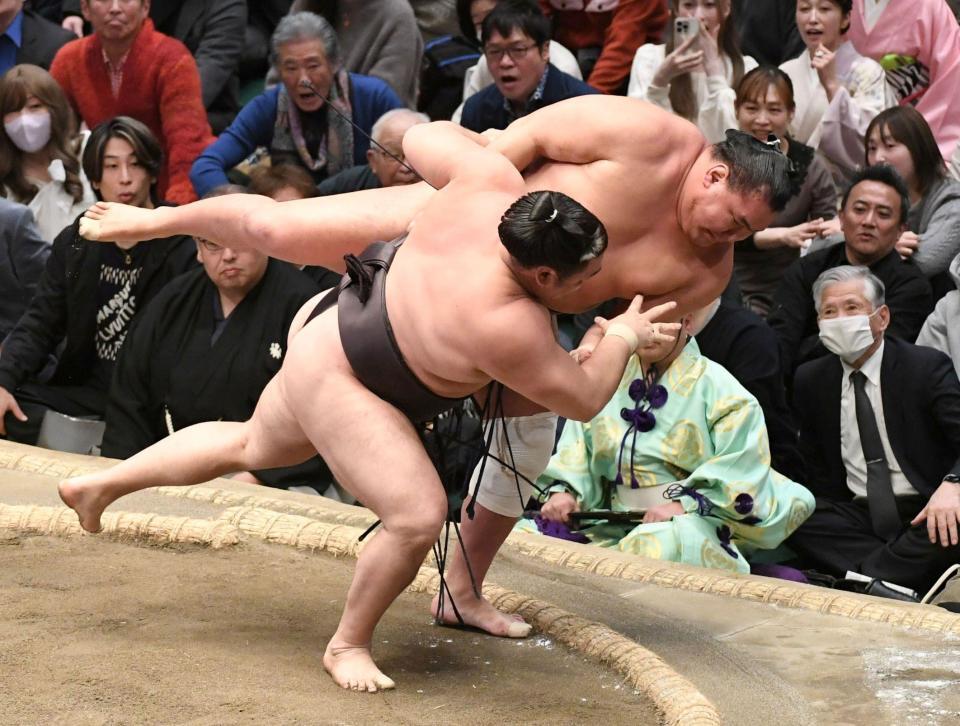 霧島（左）に寄り切られ、４敗目を喫した豊昇龍（撮影・佐藤厚）