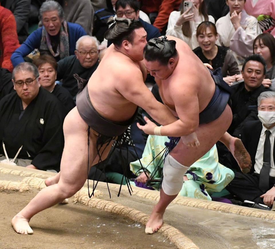霧島（左）に寄り切られ、４敗目を喫した豊昇龍（撮影・佐藤厚）