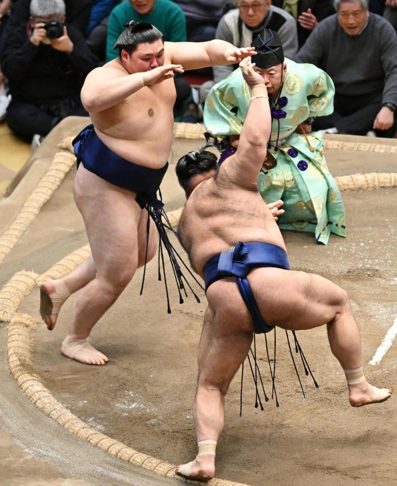 高安（右）と攻め合う大の里