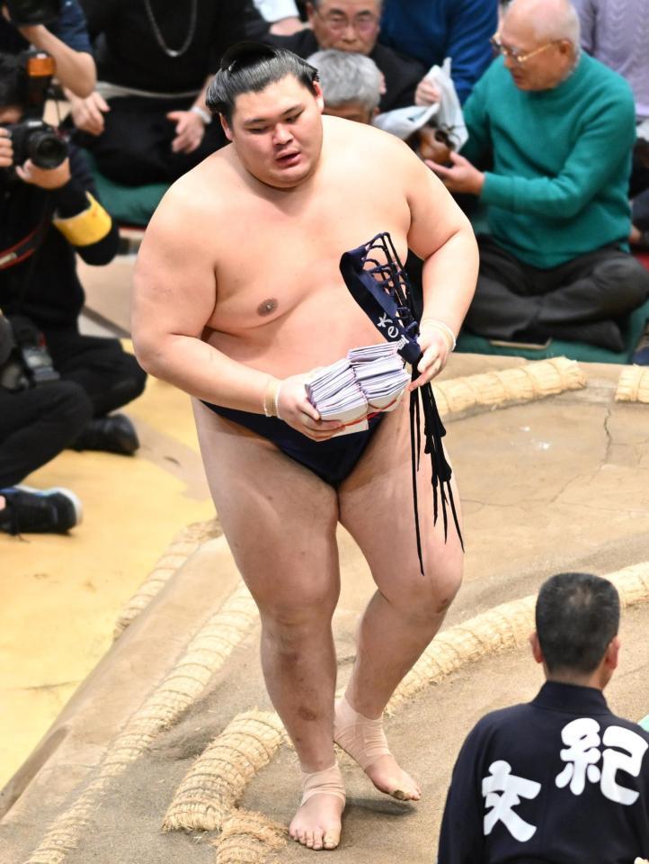 高安を下し、懸賞金を受け取る大の里