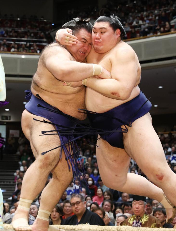 大の里（右）が寄り切りで高安を下す