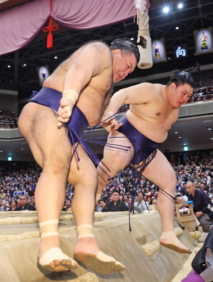 大の里（右）が寄り切りで高安を下す