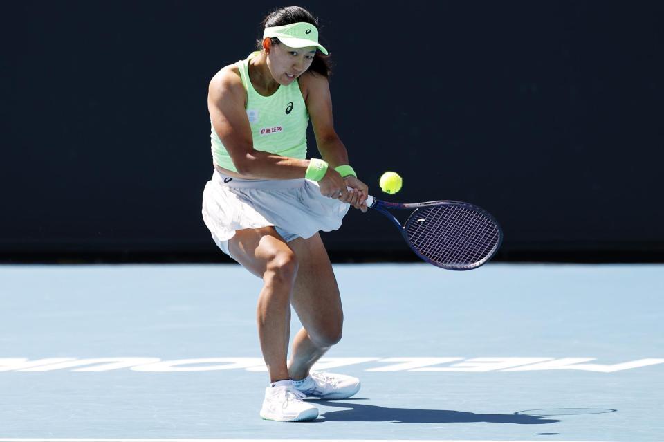 　女子シングルス２回戦でプレーする内島萌夏＝メルボルン（ゲッティ＝共同）