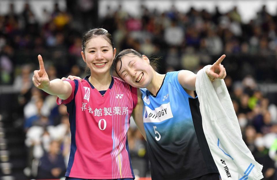 全日本選手権女子ダブルスで優勝しポーズを決める志田千陽（左）と五十嵐有紗＝２０２５年１２月３０日