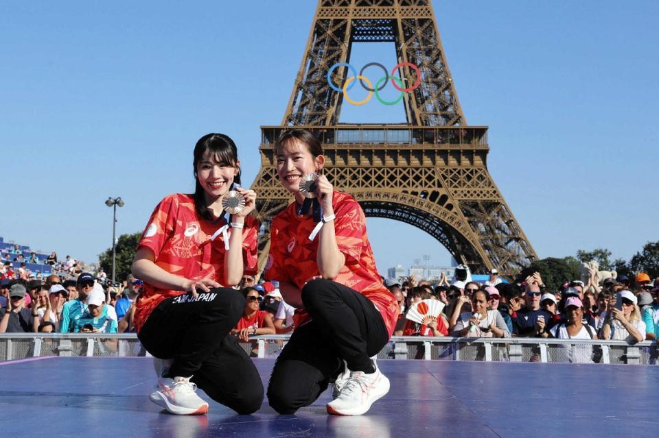 パリ五輪で銅メダルを獲得し、ファンの前で記念撮影をするバドミントン女子の志田千陽（左）と松山奈未＝２０２４年８月