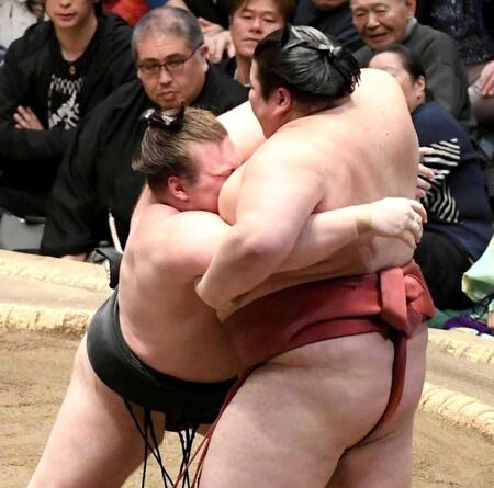 　熱海富士（右）を寄り切りで下し、２敗対決を制した安青錦（撮影・佐藤厚）