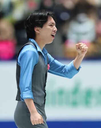 全日本フィギュアの男子フリー演技を終えガッツポーズする三浦佳生＝２５年１２月２０日
