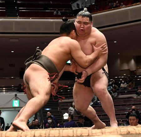 若大根原（左）を押し倒しで破り、７勝０敗とした旭富士（撮影・佐藤厚）