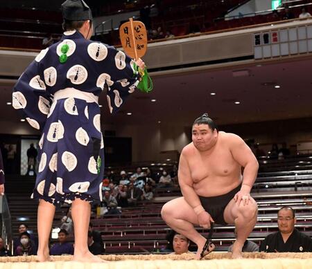 勝ち名乗りを受ける旭富士（撮影・佐藤厚）