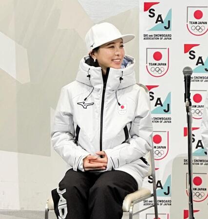 会見で笑顔を見せる高梨沙羅