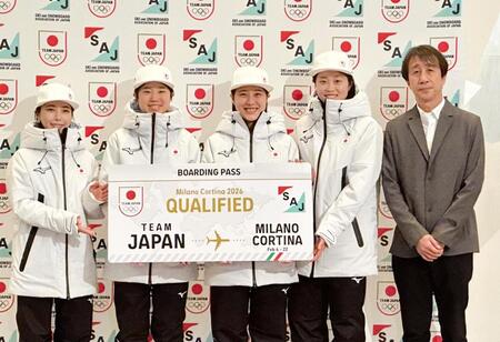 五輪代表決定を表すボードを持って笑顔を見せる（左から）高梨沙羅、伊藤有希、丸山希、勢藤優花、原田雅彦会長