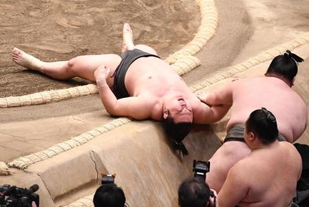 浴びせ倒しで延原（右）に敗れ悔しがる炎鵬（撮影・園田高夫）