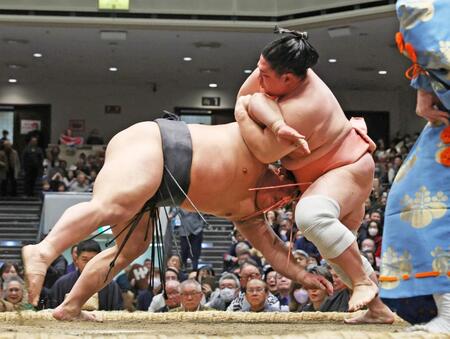 宇良（右）にはたき込みで敗れた伯乃富士＝２２日