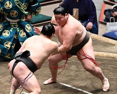 炎鵬（左）と攻め合う延原＝両国国技館