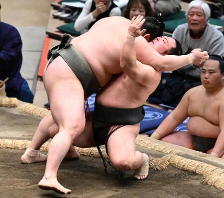 炎鵬㊨が浴びせ倒しで延原に敗れる＝両国国技館