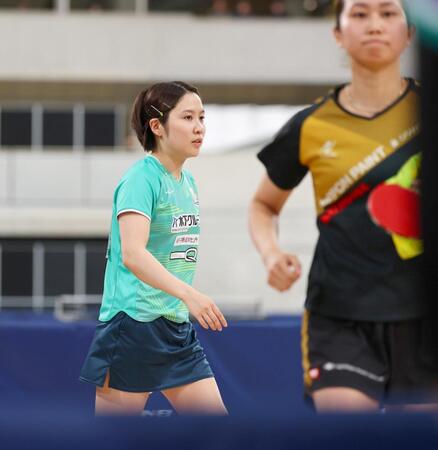 女子シングルス６回戦で佐藤瞳（右）に敗れた平野美宇館