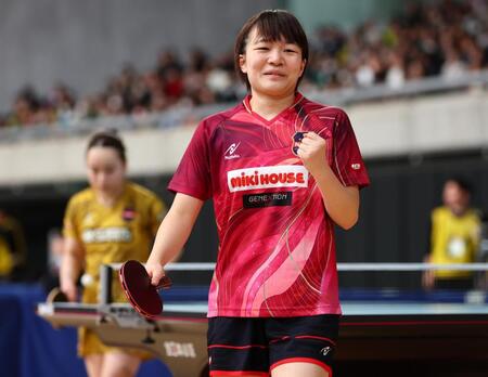 女子シングルス６回戦で伊藤美誠（左）を破った横井咲桜