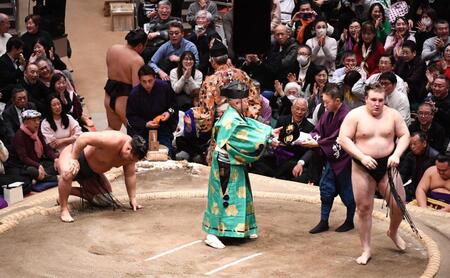 ２敗キープの安青錦（右）と上手投げで敗れガックリ膝をつく豊昇龍（撮影・園田高夫）