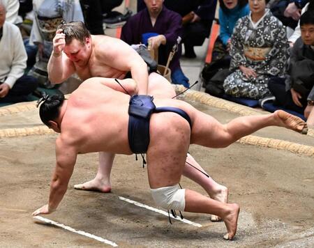 安青錦（奥）が上手投げで豊昇龍を破る