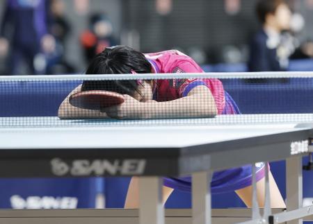 　ポイントを奪われ落ち込む松島美空。女子シングルス５回戦で敗れた＝東京体育館