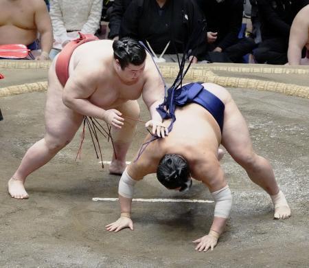 　熱海富士（左）が突き落としで阿炎を破る＝両国国技館
