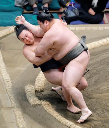 　延原（右）が浴びせ倒しで炎鵬を破る＝両国国技館