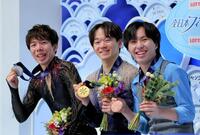 全日本フィギュア表彰台で笑顔の鍵山優真（中）、２位の佐藤駿（左）、３位の三浦佳生