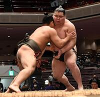 若大根原（左）を押し倒しで破り、７勝０敗とした旭富士（撮影・佐藤厚）