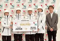 五輪代表決定を表すボードを持って笑顔を見せる（左から）高梨沙羅、伊藤有希、丸山希、勢藤優花、原田雅彦会長