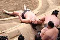 浴びせ倒しで延原（右）に敗れ悔しがる炎鵬（撮影・園田高夫）