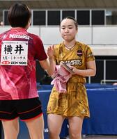 女子シングルス６回戦で横井咲桜（手前）に敗れた伊藤美誠