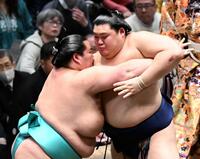 琴桜（左）を攻める大の里