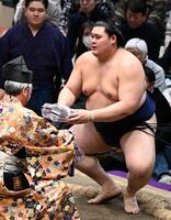 琴桜を寄り切りで下し、懸賞金を受け取る大の里