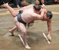 安青錦（左）が上手投げで豊昇龍を破る