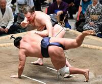 安青錦（奥）が上手投げで豊昇龍を破る