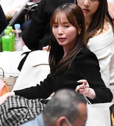 美女タレントが人気アナと大相撲観戦