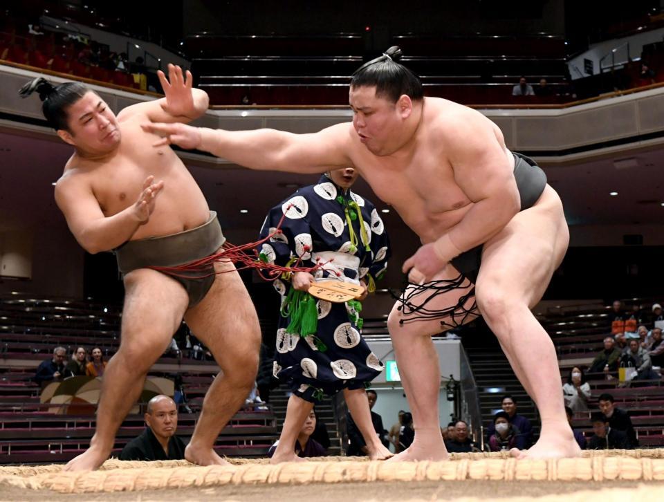 若大根原（左）を押し倒しで破り、７勝０敗とした旭富士（撮影・佐藤厚）