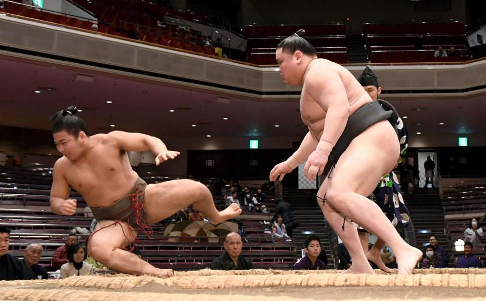 若大根原（左）を押し倒しで破り、７勝０敗とした旭富士（撮影・佐藤厚）