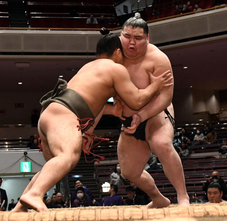 若大根原（左）を押し倒しで破り、７勝０敗とした旭富士（撮影・佐藤厚）
