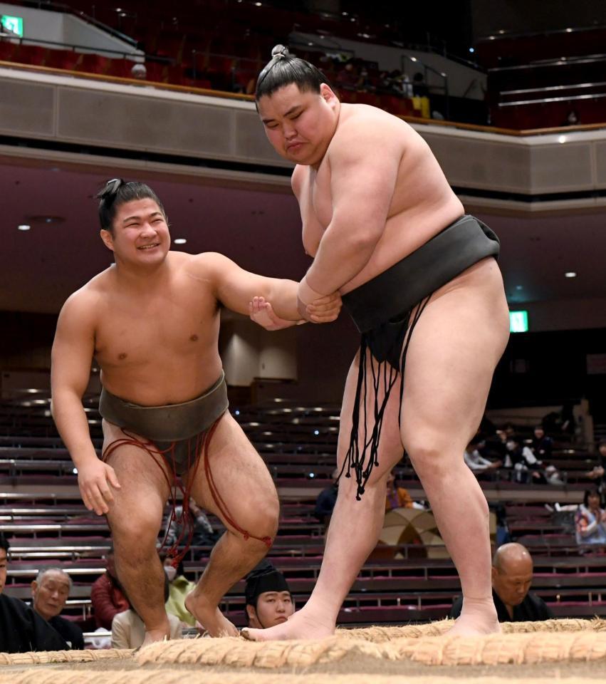 若大根原（左）を押し倒しで破り、７勝０敗とした旭富士（撮影・佐藤厚）