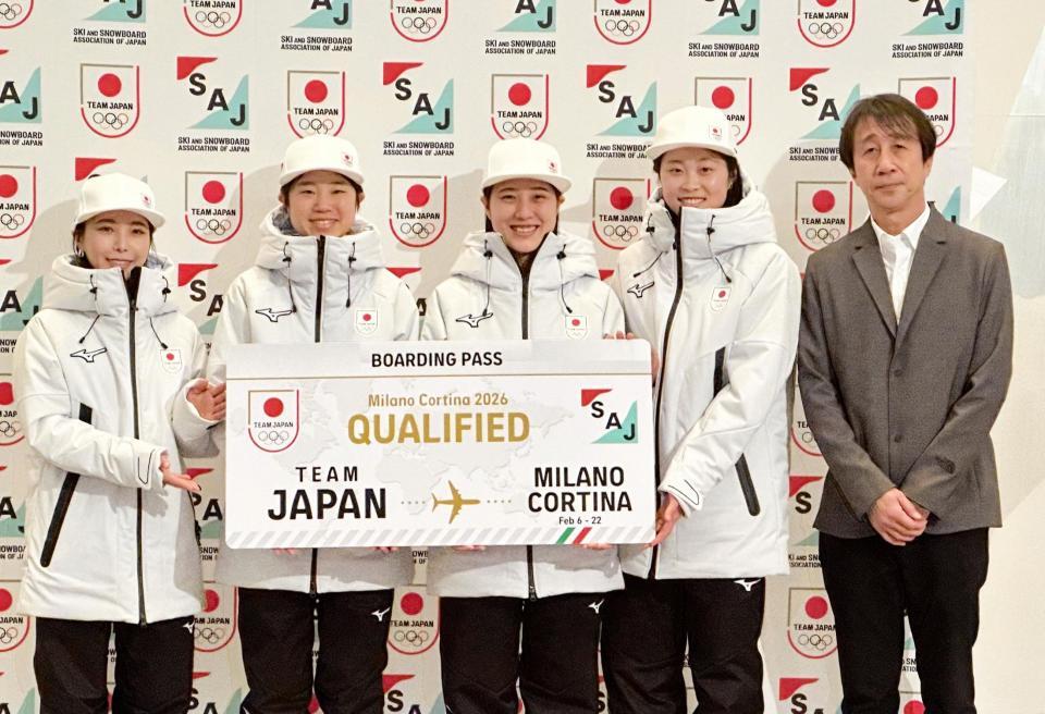 五輪代表決定を表すボードを持って笑顔を見せる（左から）高梨沙羅、伊藤有希、丸山希、勢藤優花、原田雅彦会長