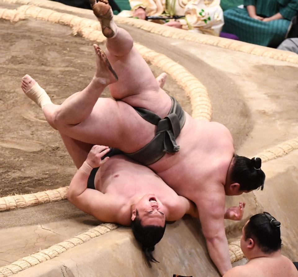 延原に浴びせ倒しで敗れ悔しがる炎鵬（撮影・園田高夫）