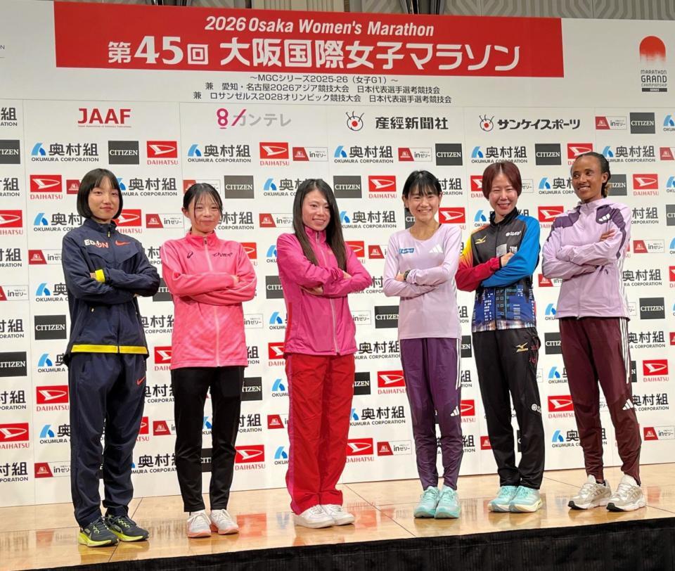 会見に出席した招待選手（左から）矢田みくに、西村美月、松田瑞生、上杉真穂、伊沢菜々花、ウォルケネシュ・エデサ
