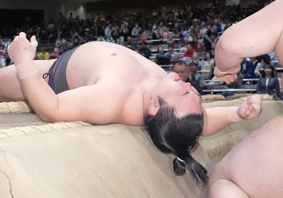 延原に浴びせ倒しで敗れた炎鵬