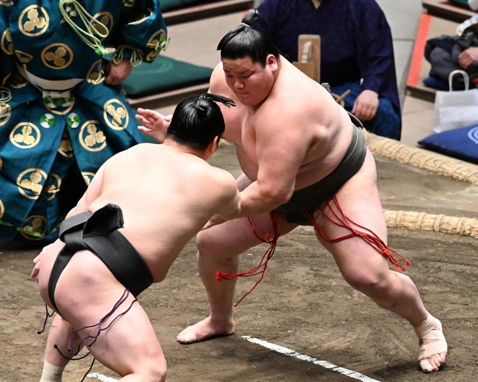 炎鵬（左）と攻め合う延原＝両国国技館