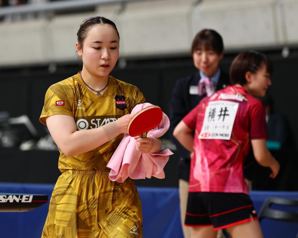 女子シングルス６回戦で横井咲桜（右）に敗れた伊藤美誠