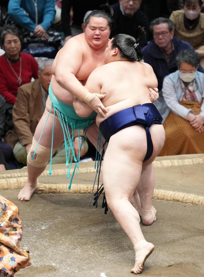 大の里（右）が寄り切りで琴桜を下す