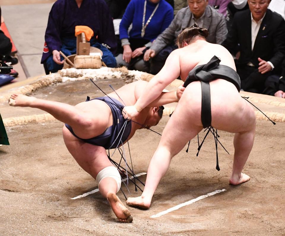 豊昇龍（左）を豪快な上手投げで破った安青錦（撮影・園田高夫）