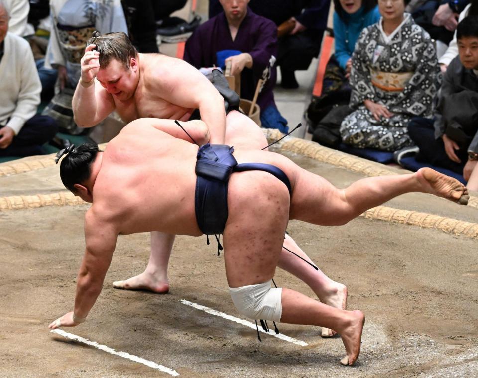 安青錦（奥）が上手投げで豊昇龍を破る